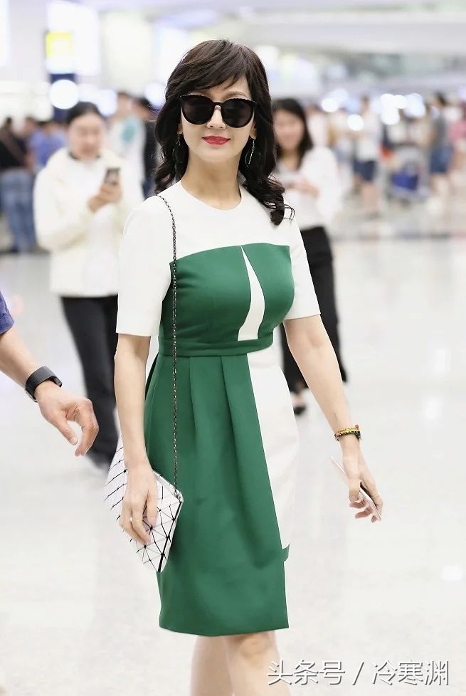 赵雅芝胸前弄个“白色三角”，被丰满上围撑到变形，就要绷不住了
