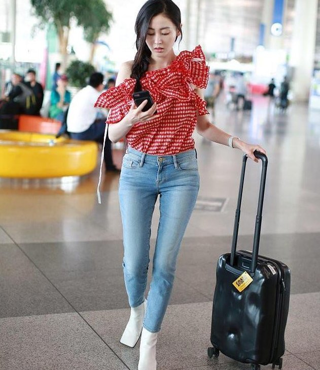 张天爱把八千多的衣服穿成了“桌布”，网友:真是白瞎了这件衣服