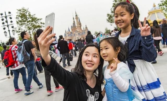 中国上海迪士尼最受争议的景区：游客吐槽不断，但却扎堆涌入游玩