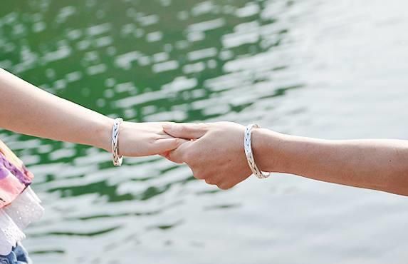 女人戴银手镯益处多，不但养人还增气质，可惜很多都带错了！