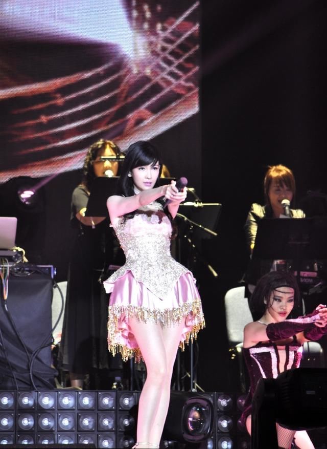 51岁周慧敏演唱会太惊人，私服穿的更少女，简直不给年轻人留活路