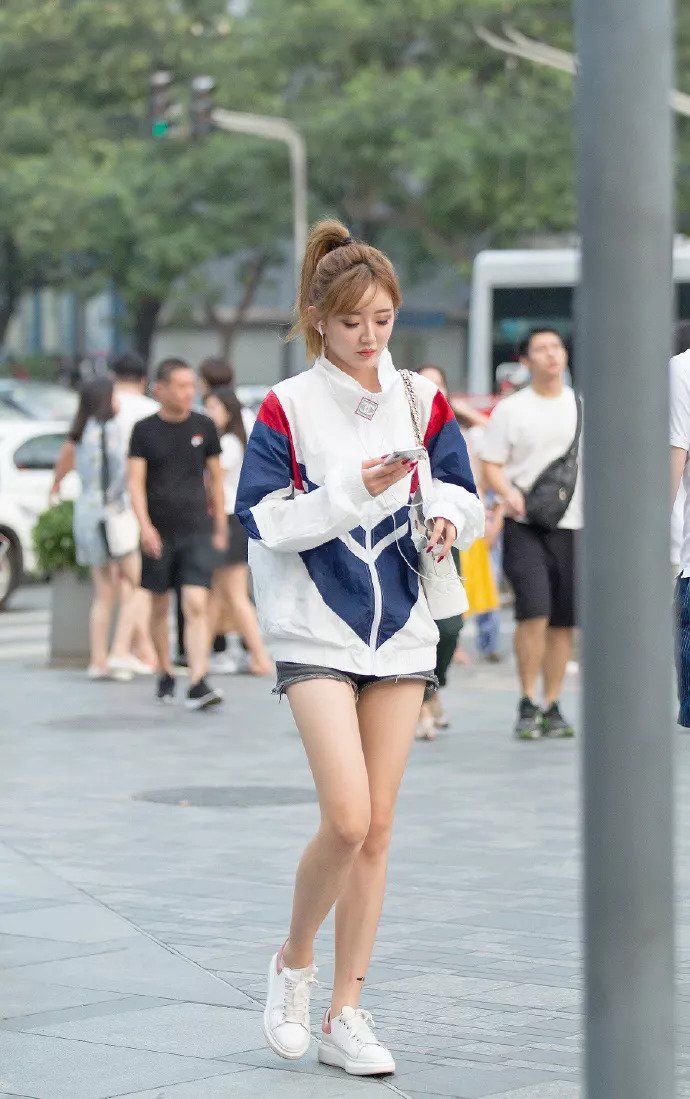 街拍:图一长裙中间开叉太犀利，最后一图心跳加速!