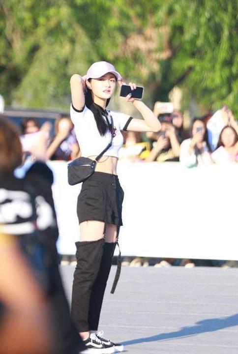 鞠婧祎周洁琼同穿露腰装, 身高相差7厘米, 差别居然这么大!