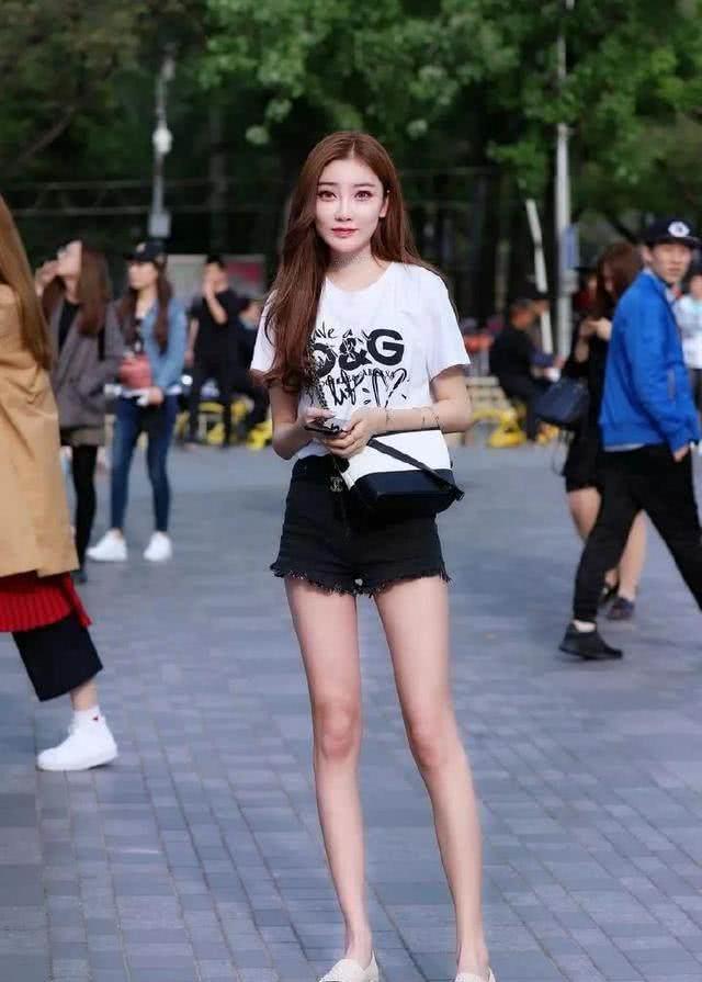 街拍:明艳靓丽大长腿的小姐姐,白皙高挑穿着很显身材!