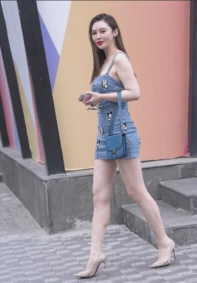 街拍:漂亮大方的小姐姐，紧身穿搭，紧身衣是漏脐装设计秀身材!