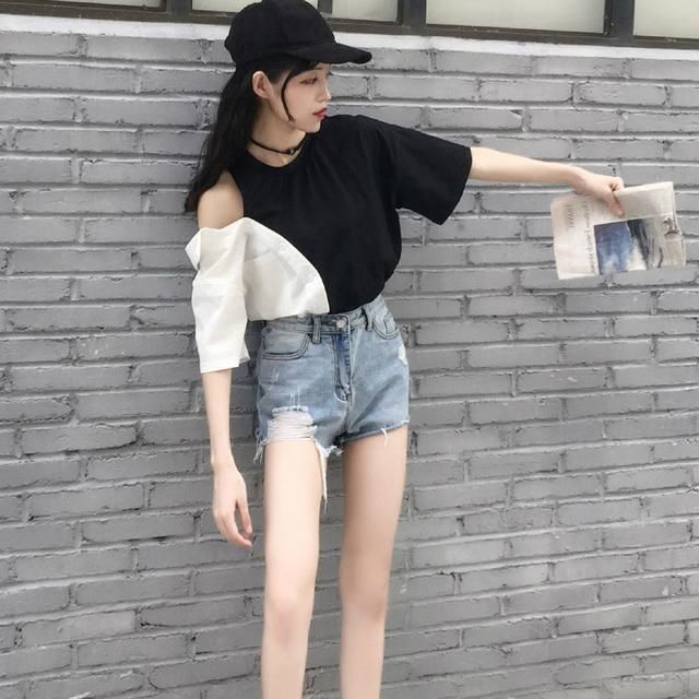 黑色半袖搭配浅色牛仔短裤，气质小女人的形象脱颖而出