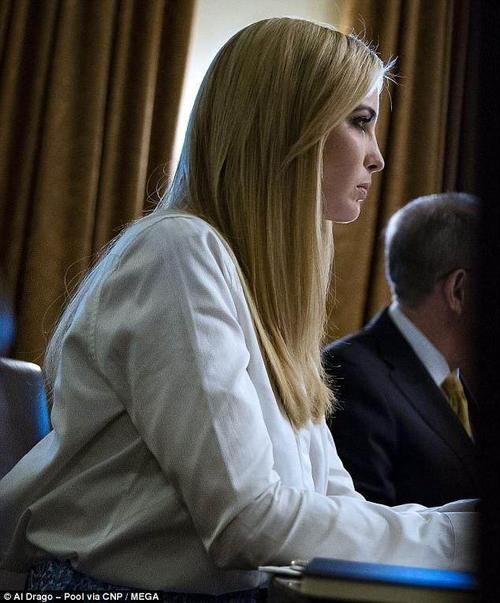 川普女儿穿着人手一件的白衬衫开会竟超显大牌，不愧曾是世界名模