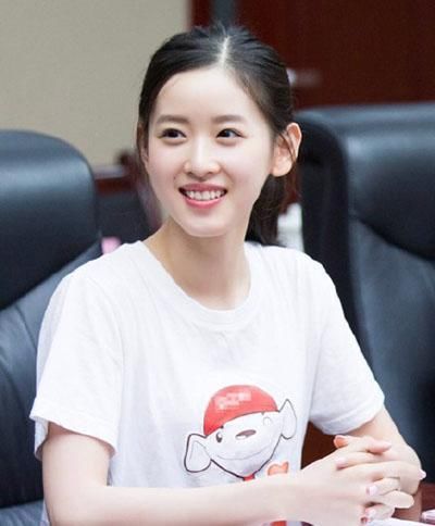 奶茶妹妹章泽天不惧路人镜头 !网友:原来素颜还可以这么美!