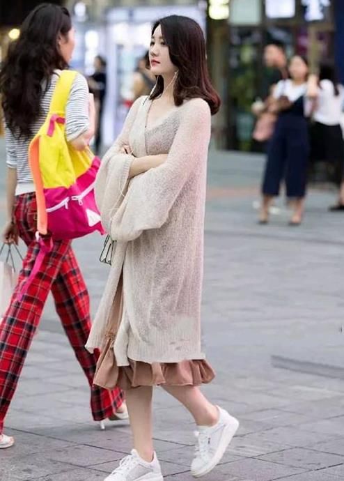  时尚■街拍：笑容甜美的美女，一件白色外套，时尚清新靓丽美