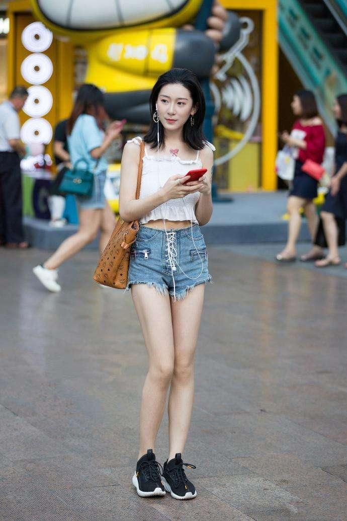 重庆街拍:美女大长腿搭配红色小高跟, 身材曲线完美展现!