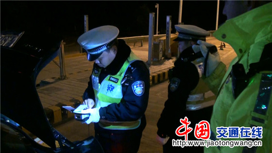 明知驾照被撤销 高速开车被查处