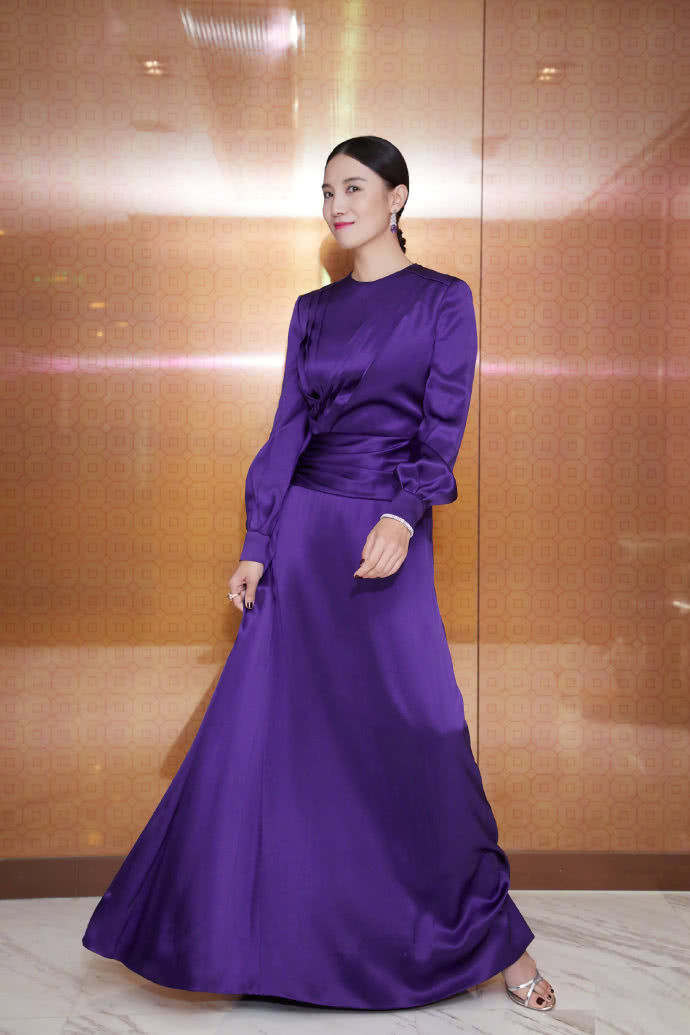 宋佳亮相红毯，身着一袭紫色礼服裙，端庄优雅，女王范十足