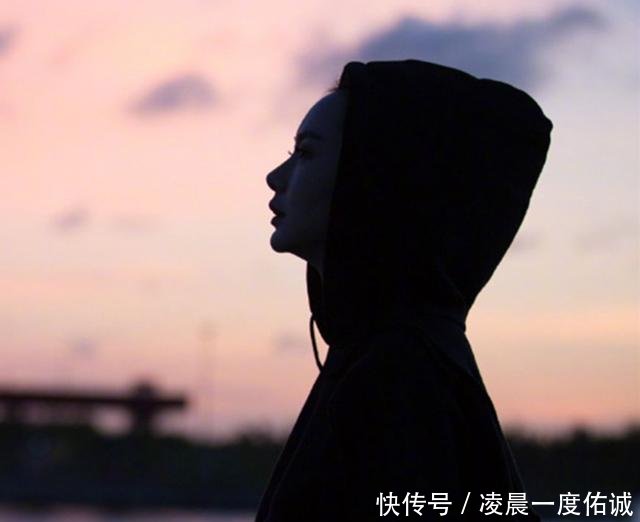 戚薇深夜微博晒照片，小腹凸起疑似再次怀孕媒体们这次又输了