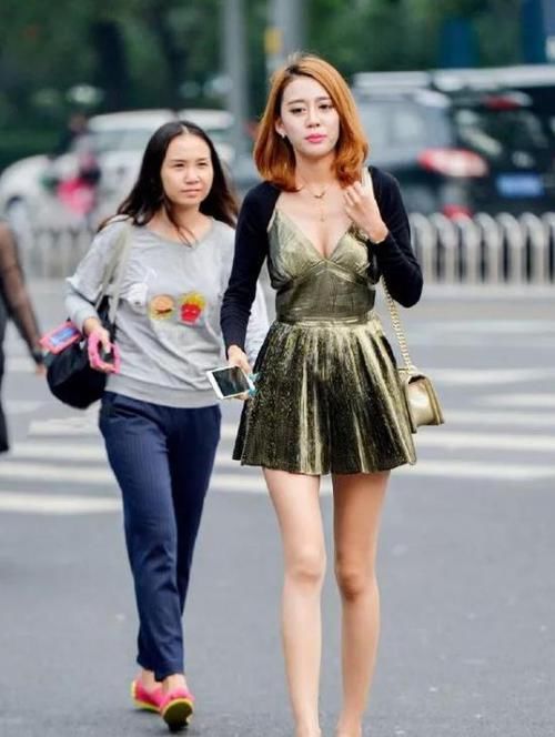 『风范』街拍:身材高挑的美女,一件白色衬衫配半身裙,时尚气质风范