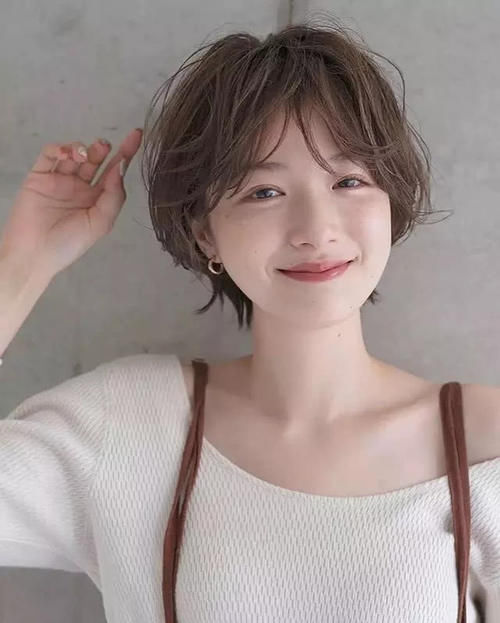  「脸上」脸上有这4个特征的女生不要剪“短发”，否则太显老，信我的没错
