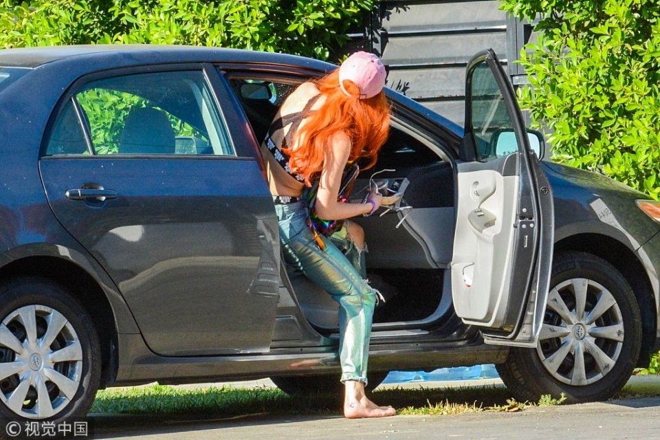 贝拉索恩裤子会发光露性感内内边 戴小粉帽橘色长发酷炸天