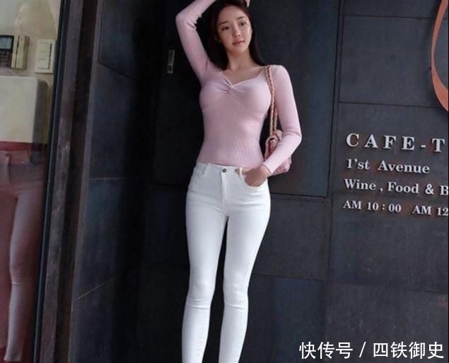 「 美女」靓丽而优雅!,牛仔裤美女的穿搭展现视觉上的美感
