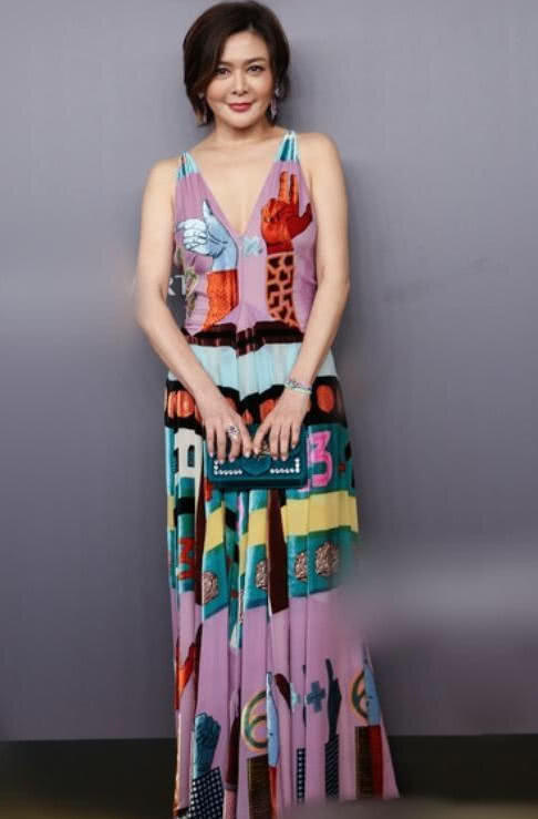 关之琳简直了,一把年纪还敢穿这种深V裙,裙口这图案也是夸张