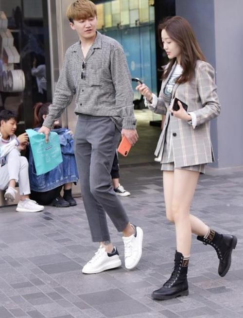  『气质』街拍：身材高挑的美女，一件黑色的套装裙外搭黑色风衣，气质十足