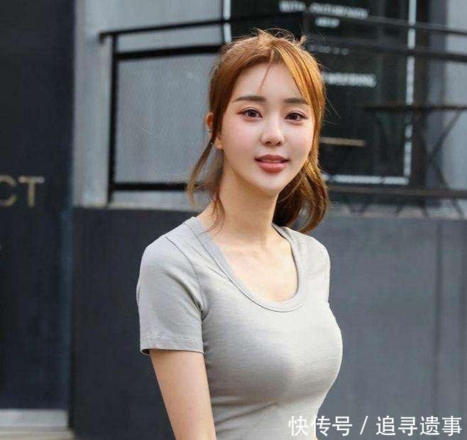 紧身裤时尚甜美, 视觉上更加的靓丽, 衬着妹子气质优雅不俗