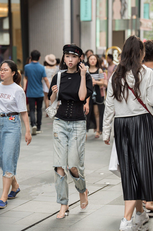 重庆街拍:气质修身系带蝴蝶结，饰吊带连衣鱼尾裙搭配高跟鞋