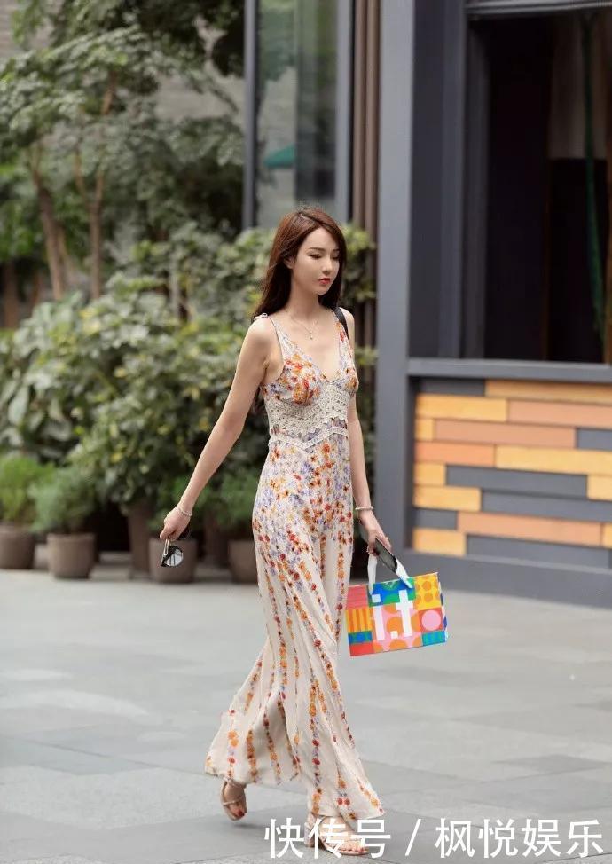 搭配一双|小姐姐一件红色的纱裙,裙装部分的纱有很多层次,而且裙装很飘逸