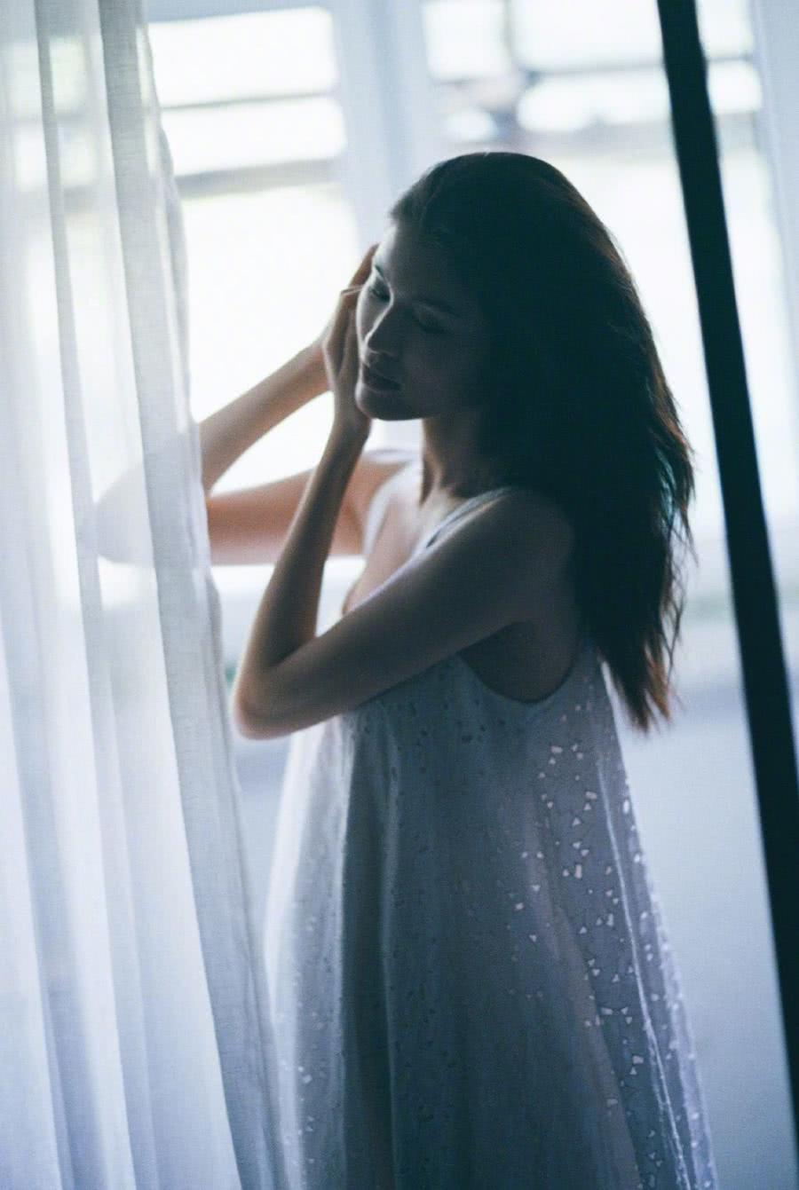 不愧是维密超模，何穗吊带睡裙也敢出镜，裙子上还全是“洞”