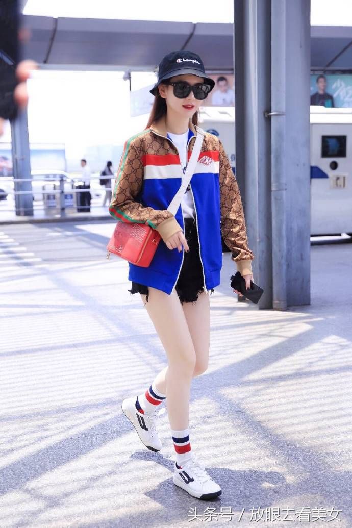 戚薇热裤美腿性感街拍照