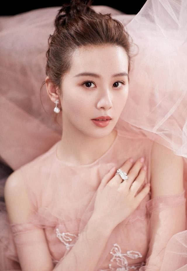 【刘诗诗选择】刘诗诗复出后气质高贵迷人，一袭白裙配流苏珠宝，宛若优雅白天鹅