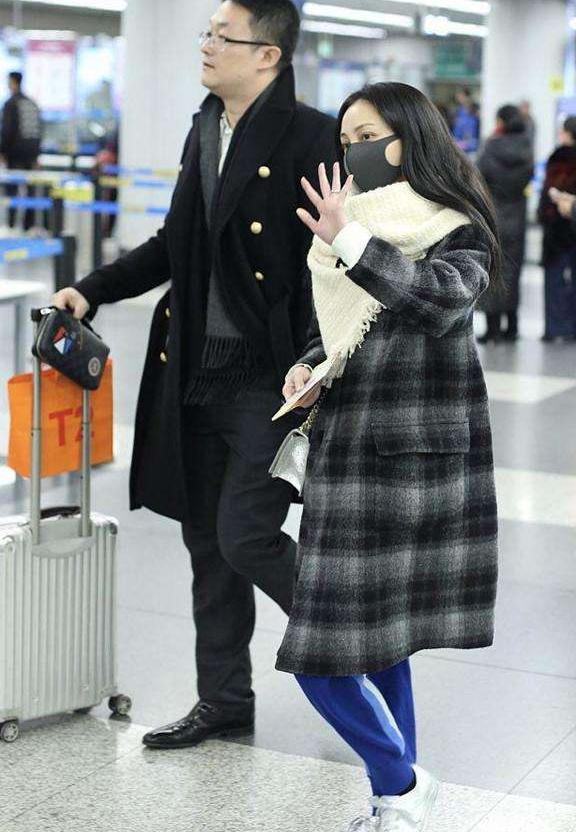 姚笛携男友现身机场, 穿格子大衣搭运动裤, 网友: 咋看咋别扭!