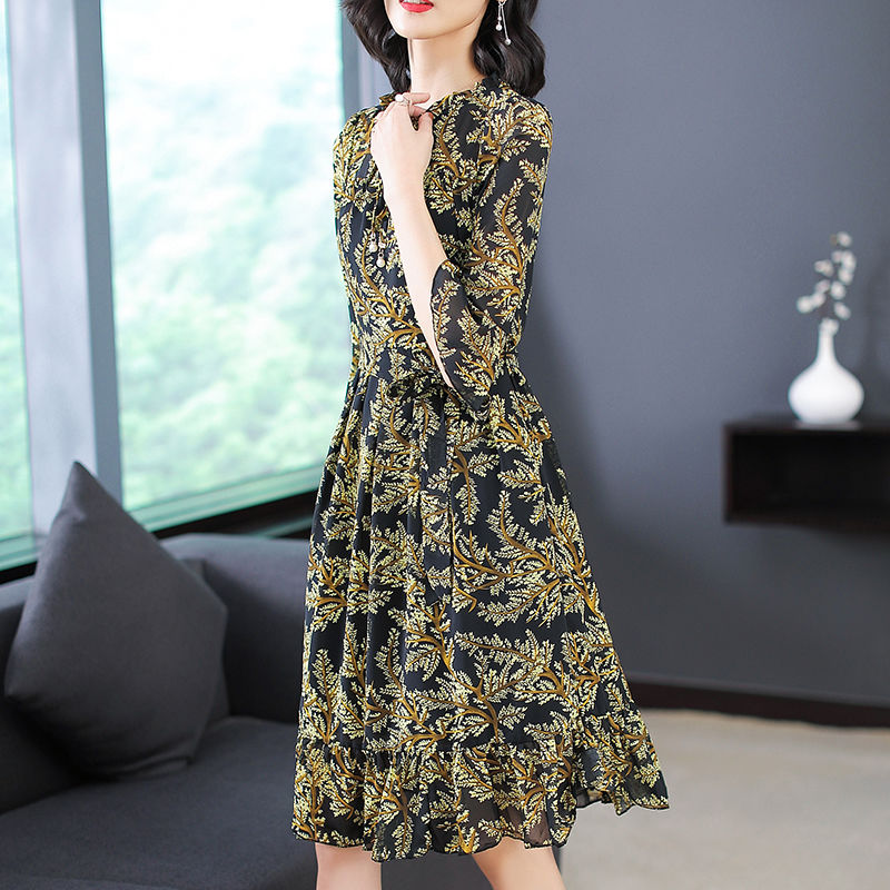 迷人身材穿出来，雪纺连衣裙，独特的风情，丰满女人穿上超亮眼