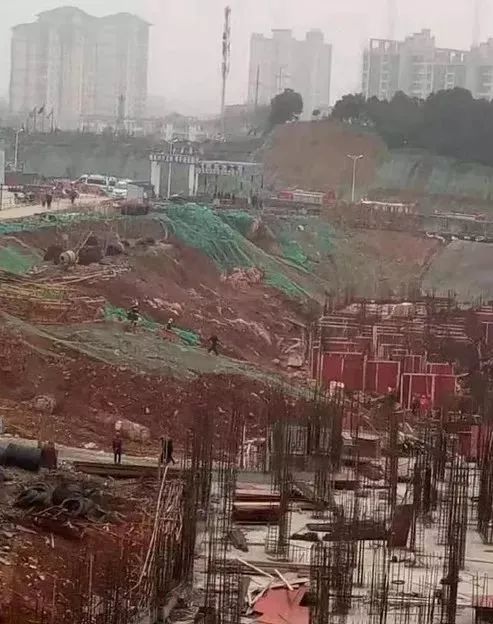 在建工地塔吊倒塌，3死1伤！