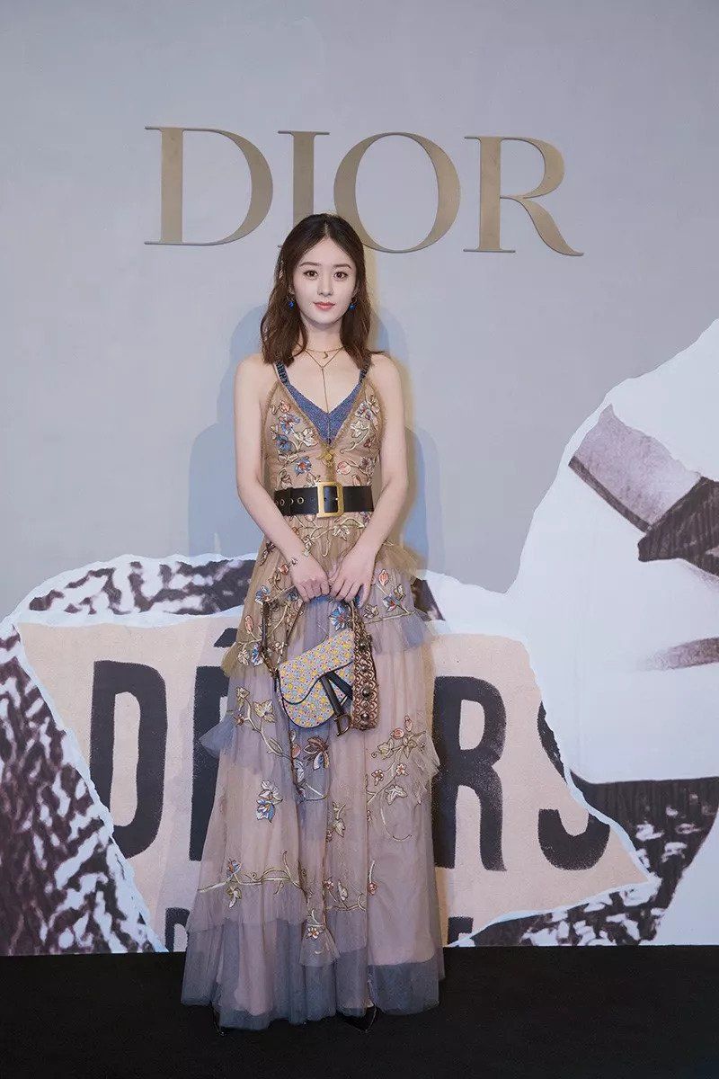 表姐用一条皮裤“进宫”了,Gaga拎的第一只Cline新手袋长什么样?