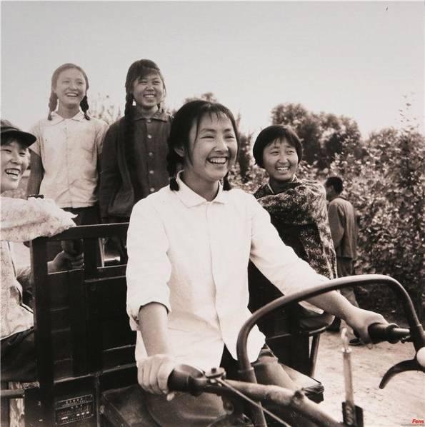 一组女知青珍贵老照片：养猪、喂羊、能种田，长相美丽又能干