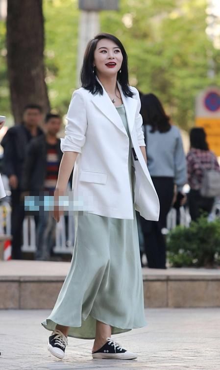  展现：街拍：小姐姐灰色T恤搭配格纹裙子披着一件灰色格纹西装，很时尚
