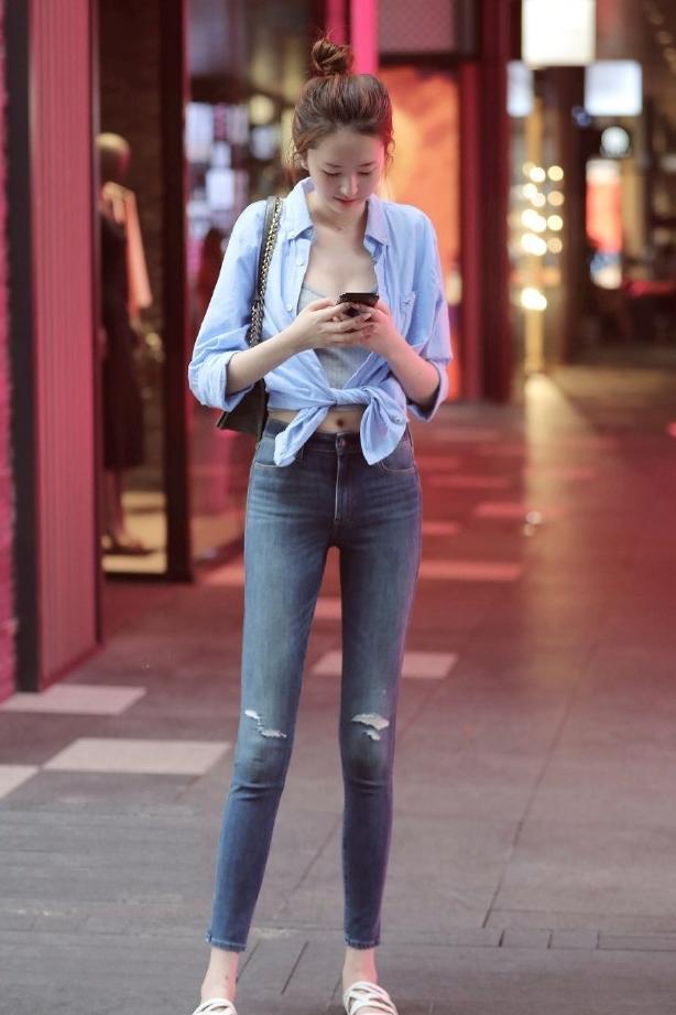 街拍：街头高颜值的小姐姐，个性时尚的穿搭，女神范儿十足！