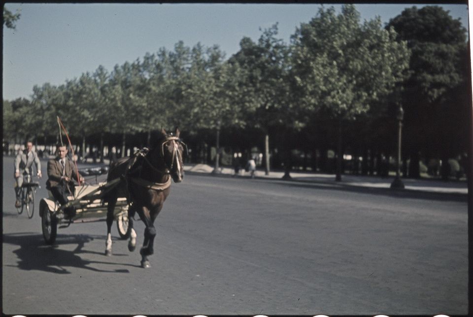 德军占领下的巴黎上色高清老照片 马照跑舞照跳 亡国痛看不到