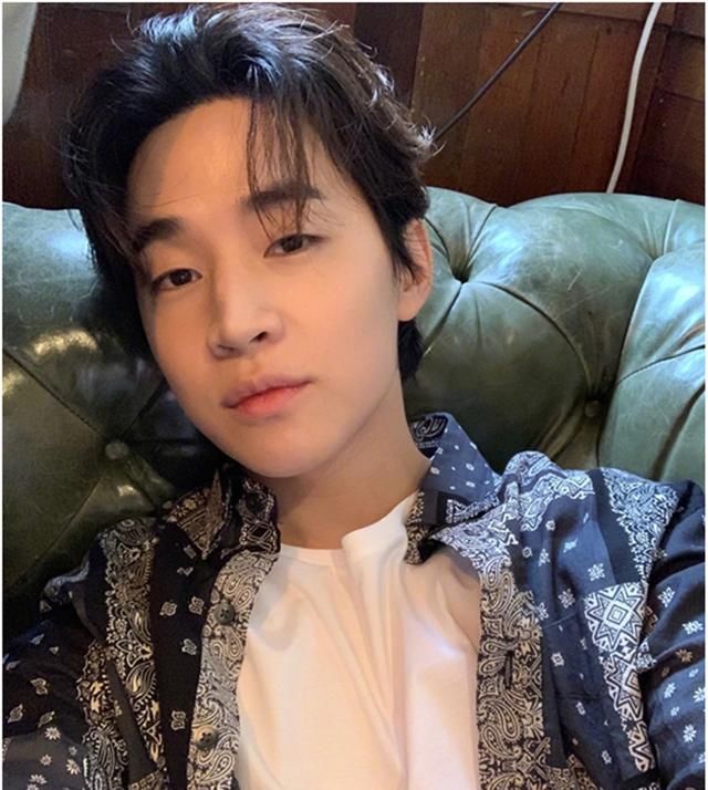 「凌乱」李宪华私下像个大男孩,发型凌乱衣品可一直在线,是美男无疑