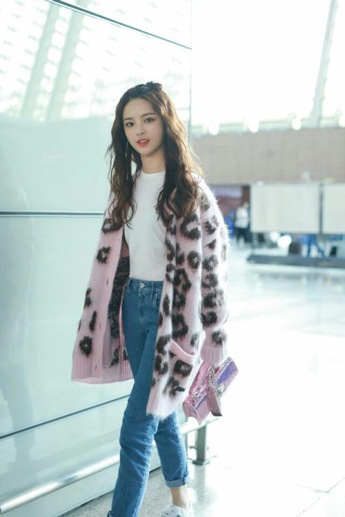 杨超越甜美启程时装周！