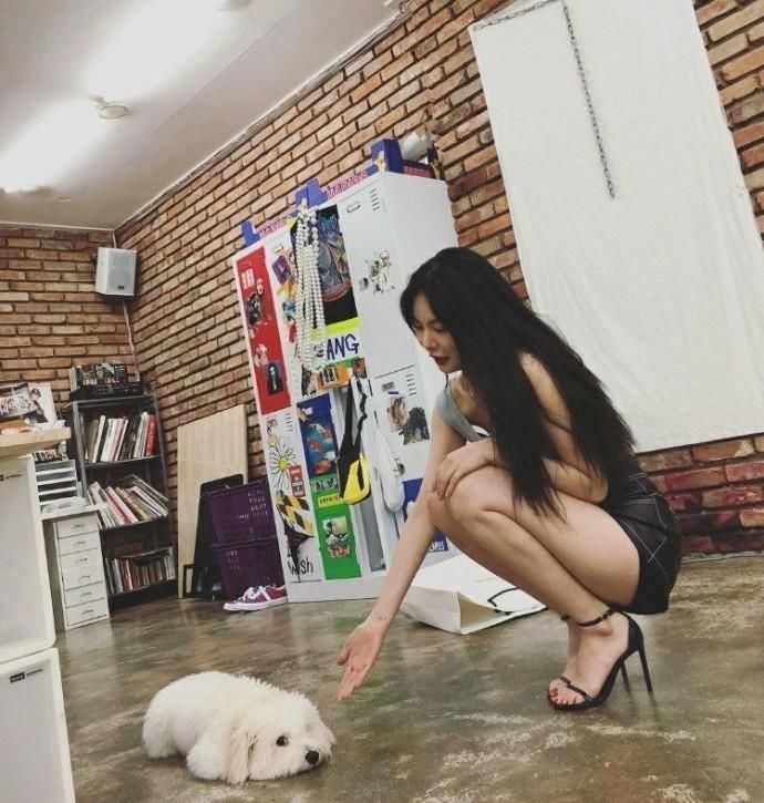 泫雅最新晒照嘟唇撩人 紧身热裤大秀长腿翘臀