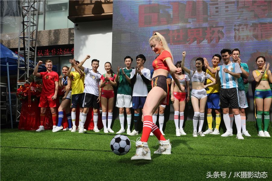 世界杯开幕在即 身穿32个国家球衣标志的足球
