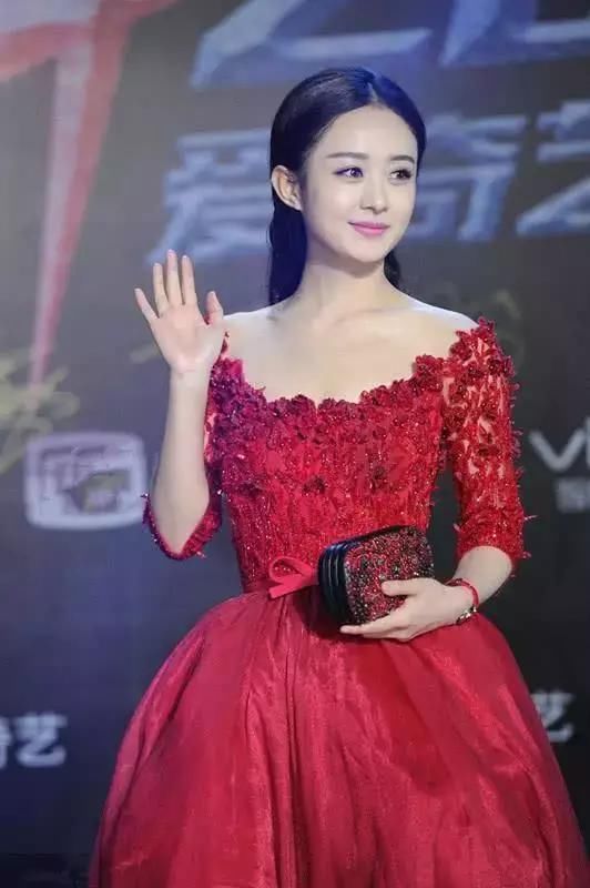 赵丽颖现身活动了，穿粉色裙子特别甜美，苗条身材谣言不攻自破