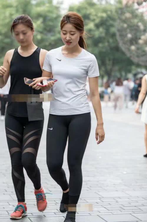 街拍:马尾辫的爱笑姐妹花,不一样的紧身裤彰显出不同的迷人线条