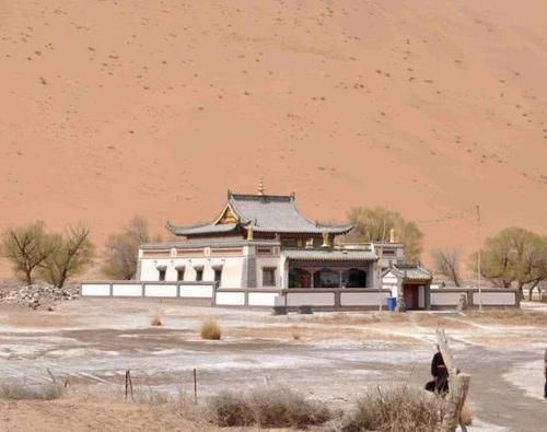 藏在沙漠里的古寺，距今已有百年历史，目前只有一位僧人