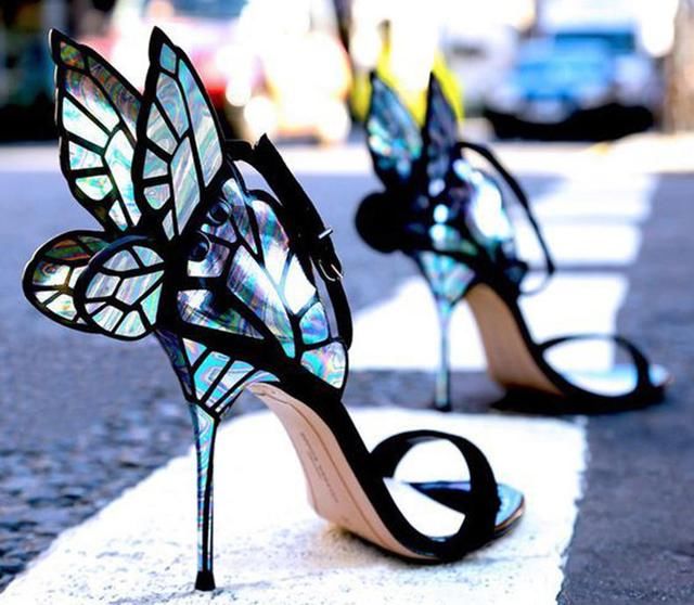 还没见过这双带蝴蝶翅膀的高跟鞋？国外已经非常火爆，还圈粉维密