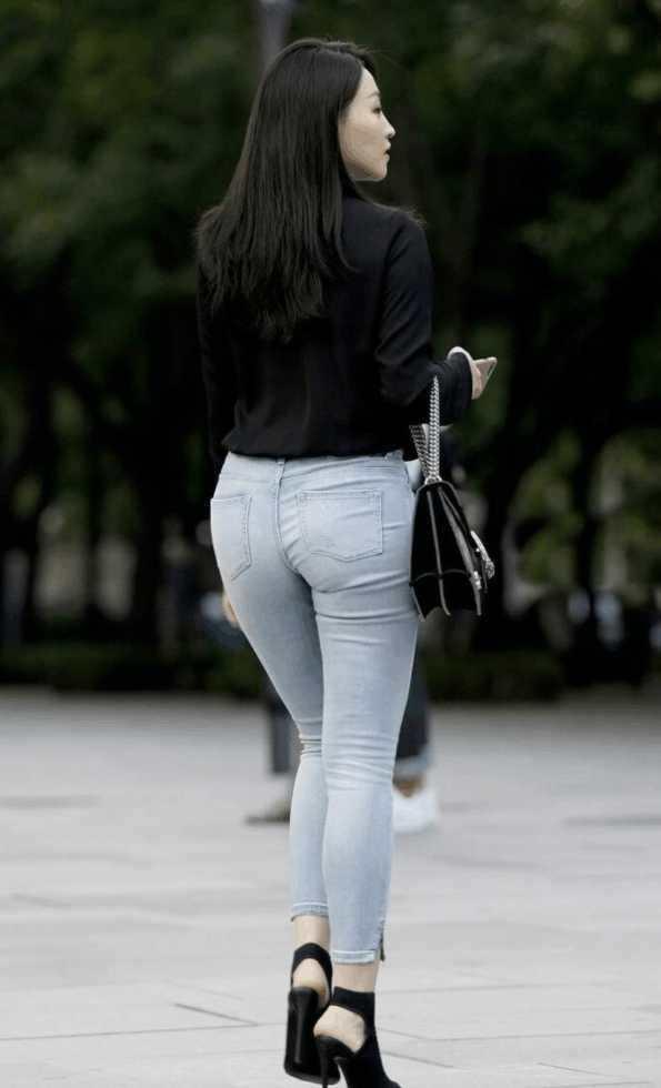 街拍: 图3小姐姐真美, 我要让她在劳斯莱斯上披头散发