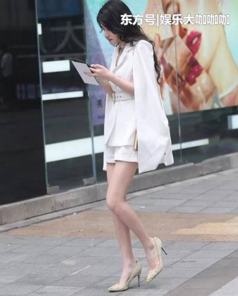  『针织』街拍：天姿国色的美女，一件浅色的针织连衣裙，优雅迷人风采