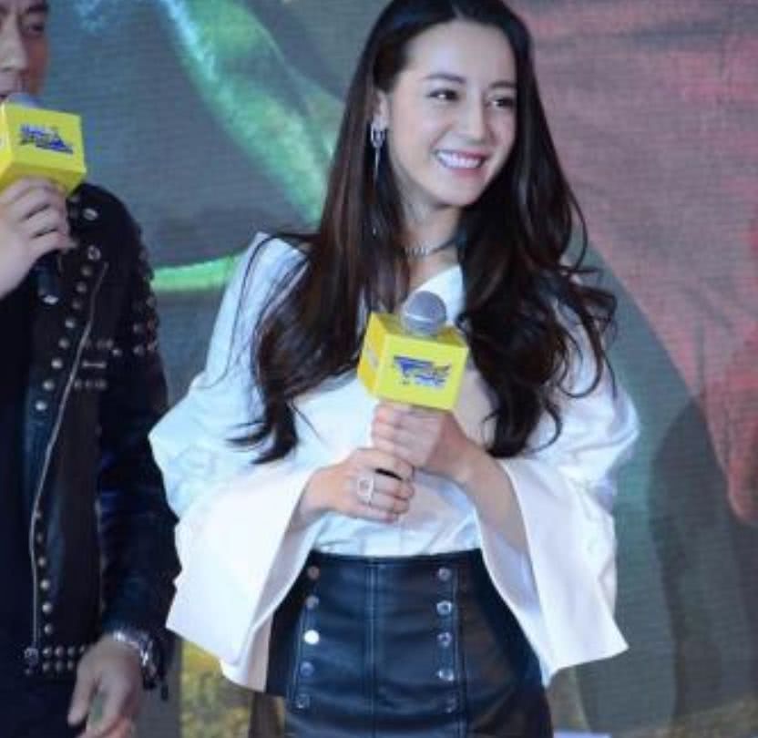 173的关晓彤和168的热巴同穿半身裙，热巴优势十足