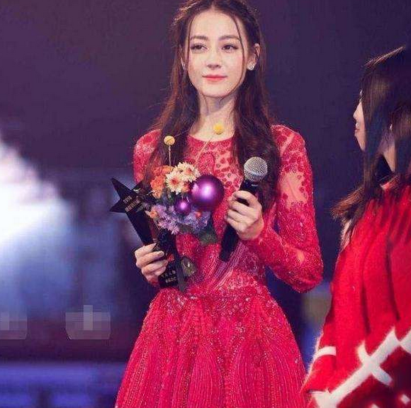 迪丽热巴穿红裙走红毯艳压群芳,一举一动都显得优雅范十足,当看