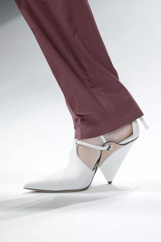 T型台｜艾玛罗伯茨这一身真好看，不过这是去看秀还是去上班？